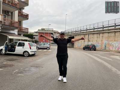 Un atteggiamento che lo ha portato naturalmente a farsi amare da tutto il Villaggio. E cos� quando dieci anni � stato operato per un tumore alla gola che gli ha tolto quasi del tutto la voce, la comunit� si � stretta attorno a lui